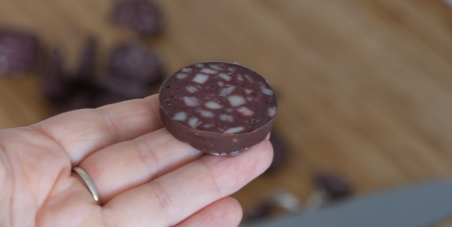 traditional german himmel und erde cutting black pudding