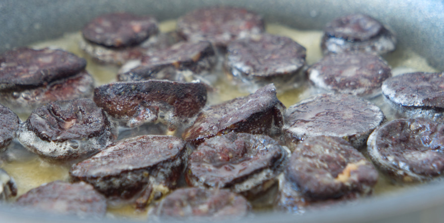 traditional german himmel und erde frying black pudding