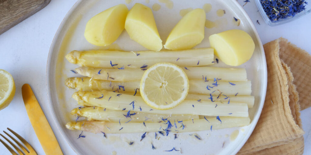 Baked White Asparagus with boiled potatoes and lemon butter